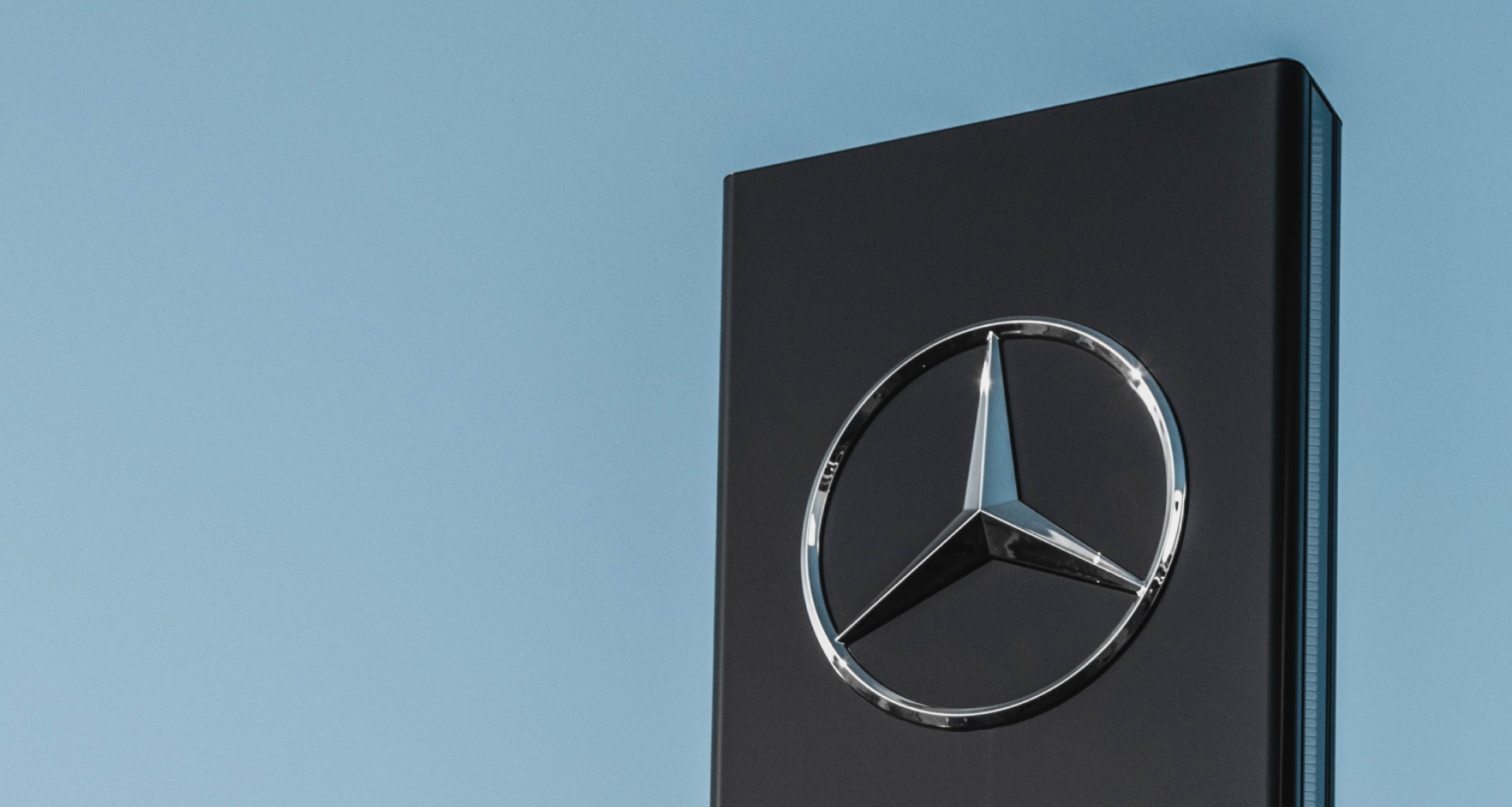 Mercedes-Benz Exterior Signage Image